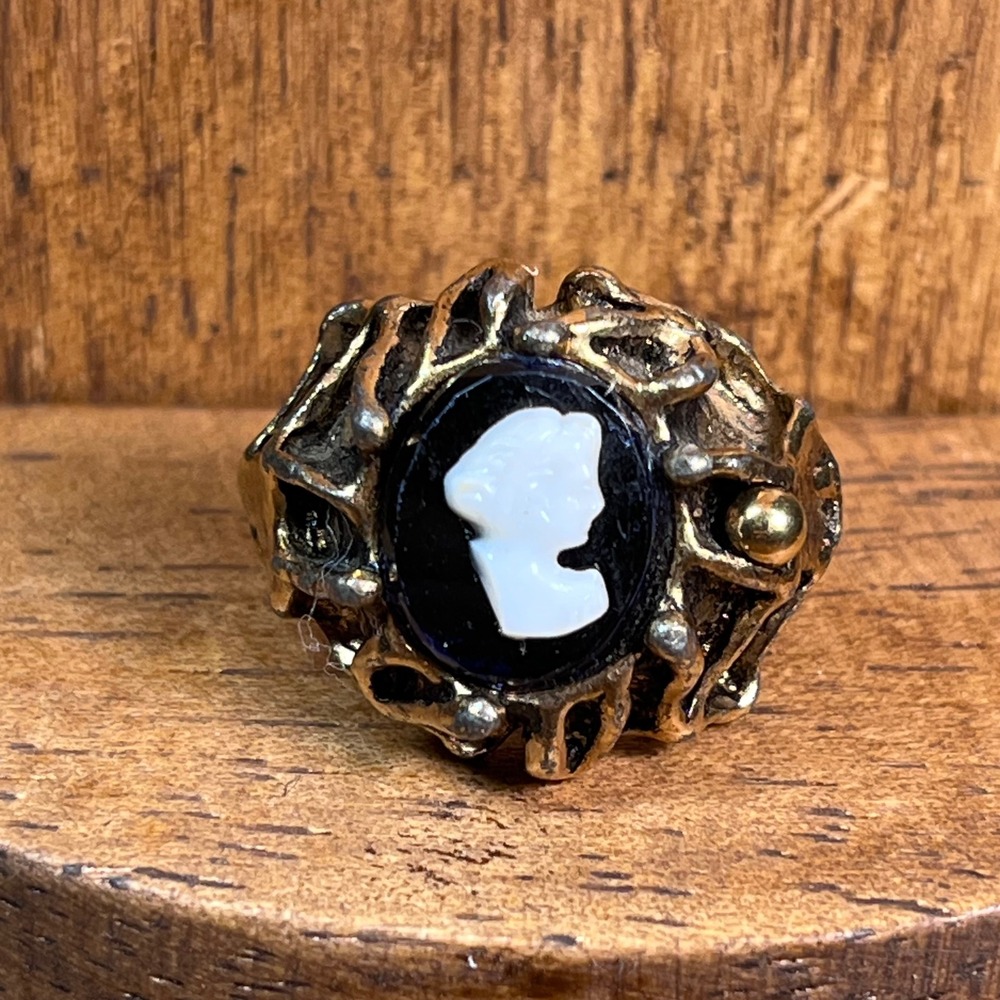 Vtg Gold Tone Black‎ White Cameo Adjustable Statement Ring Size 7
